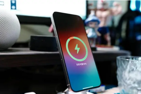 魏都苹果15换屏服务分享用什么充电器给iPhone15充电更好 